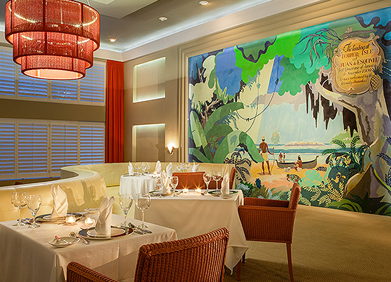 fine dining restaurant set for Abendessen with a colorful mural on wall