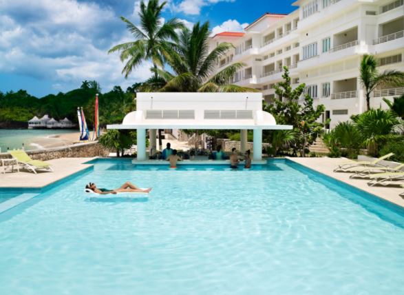 https://couplesresorts.de/blog/best-swim-up-bars-in-jamaica/